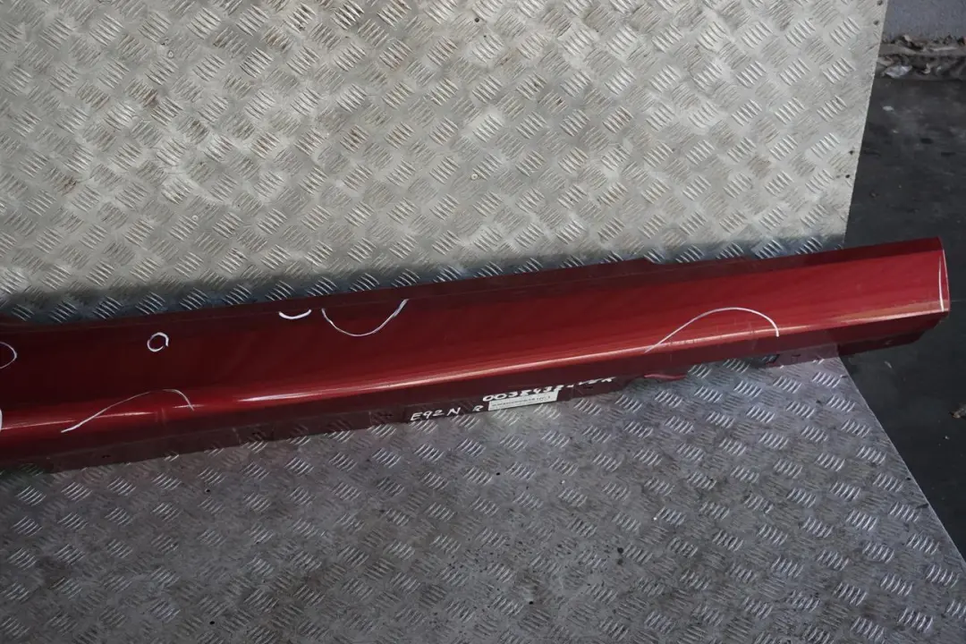 Listello Portiera Apertura Gonna Destra Vermilionrot Rosso per BMW E92 E93 LCI con numero di parte 0038432 BMW E92 E93 LCI Listello Portiera Apertura Gonna Destra Vermilionrot Rosso - SKU 0038432-VER - Numero di parte 0038432