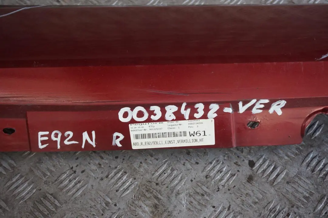 Listello Portiera Apertura Gonna Destra Vermilionrot Rosso per BMW E92 E93 LCI con numero di parte 0038432 BMW E92 E93 LCI Listello Portiera Apertura Gonna Destra Vermilionrot Rosso - SKU 0038432-VER - Numero di parte 0038432