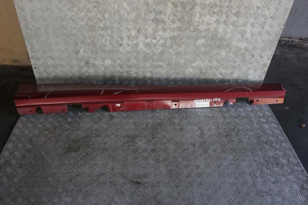 Listello Portiera Apertura Gonna Destra Vermilionrot Rosso per BMW E92 E93 LCI con numero di parte 0038432 BMW E92 E93 LCI Listello Portiera Apertura Gonna Destra Vermilionrot Rosso - SKU 0038432-VER - Numero di parte 0038432
