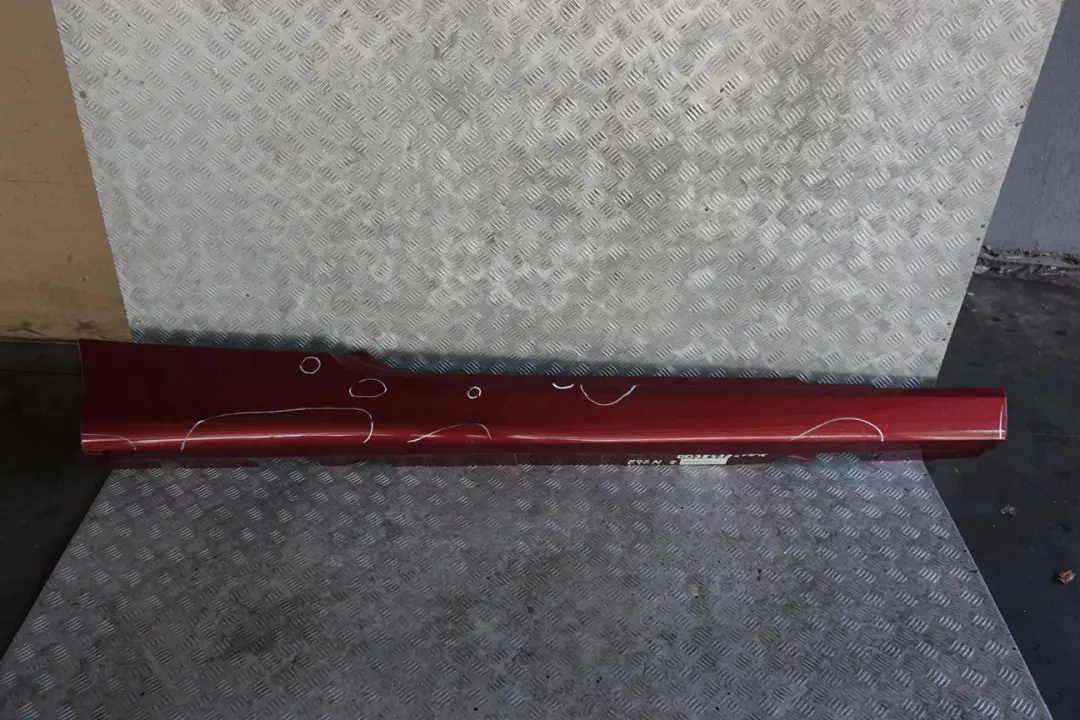 Listello Portiera Apertura Gonna Destra Vermilionrot Rosso per BMW E92 E93 LCI con numero di parte 0038432 BMW E92 E93 LCI Listello Portiera Apertura Gonna Destra Vermilionrot Rosso - SKU 0038432-VER - Numero di parte 0038432