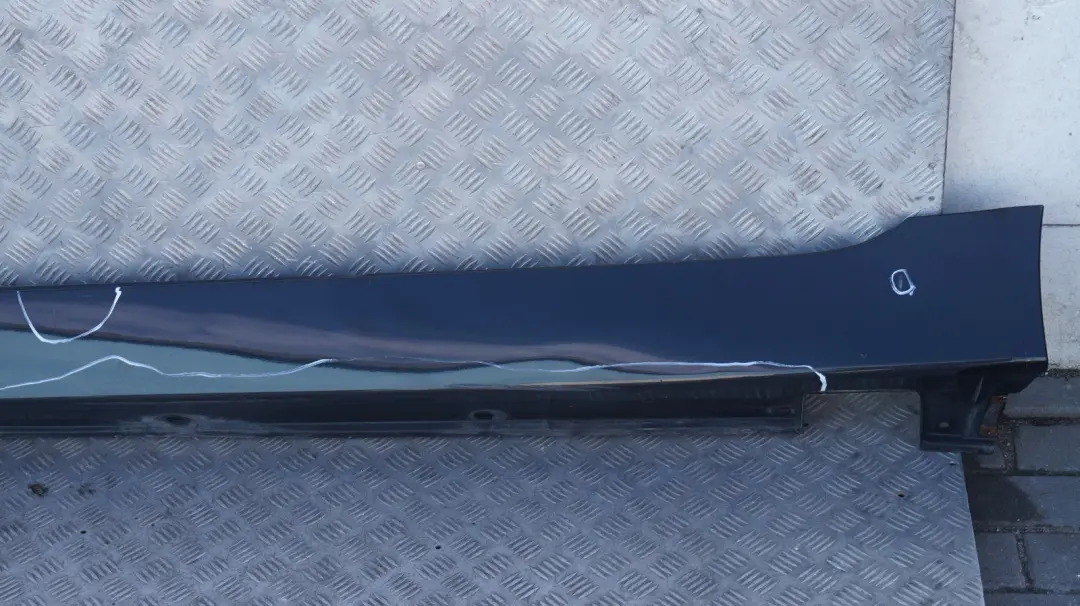 Puerta Sill Side Cover Falda Izquierda Negro Sapphire - 475 para BMW E60 E61 con número de pieza 0150277 BMW E60 E61 Puerta Sill Side Cover Falda Izquierda Negro Sapphire - 475 - SKU 0150277-BS - Número de pieza 0150277