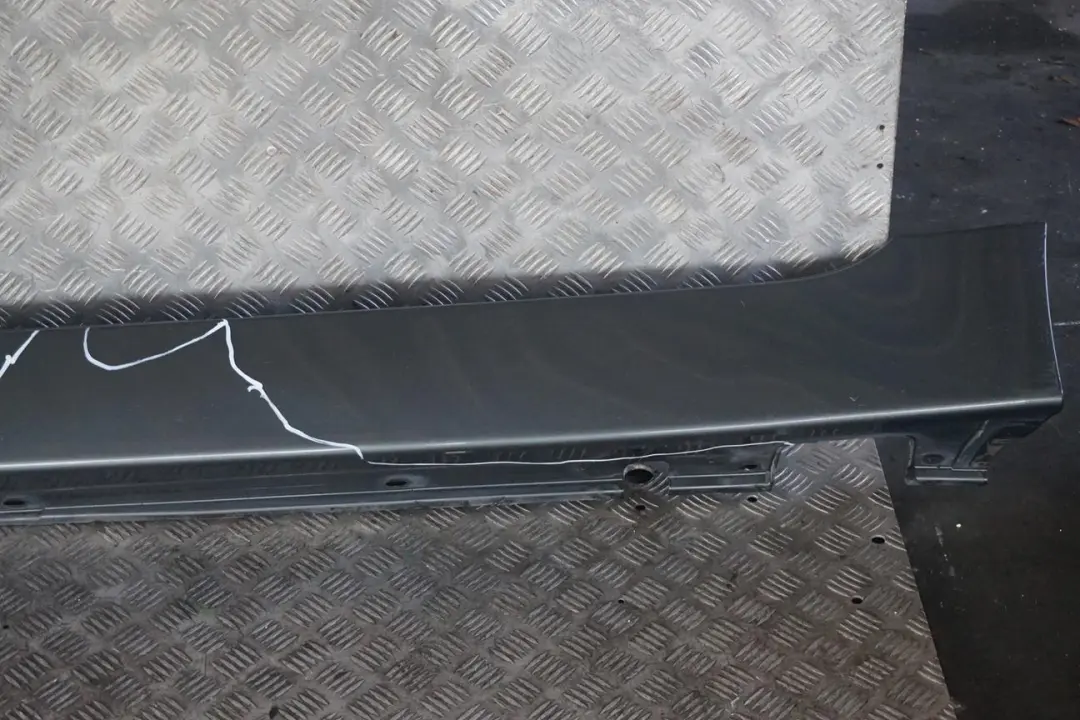 BMW E60 E61 Bas de Porte Couverture Seuil a Gauche Gris Titane Gris - A36 - SKU 0150277-TGR - Numéro de pièce 0150277
