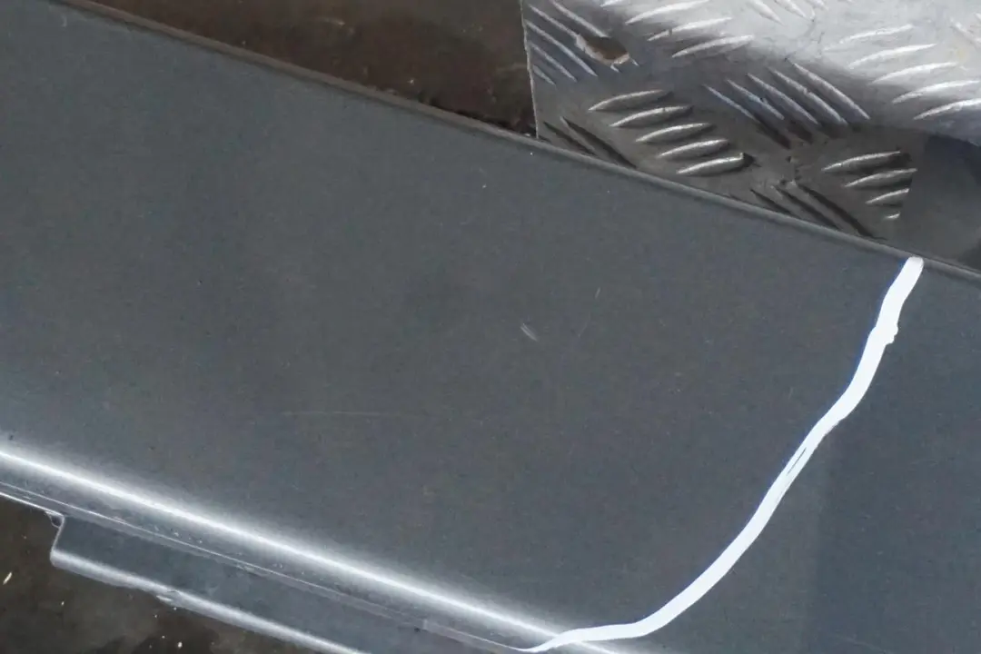 BMW E60 E61 Bas de Porte Couverture Seuil a Gauche Gris Titane Gris - A36 - SKU 0150277-TGR - Numéro de pièce 0150277