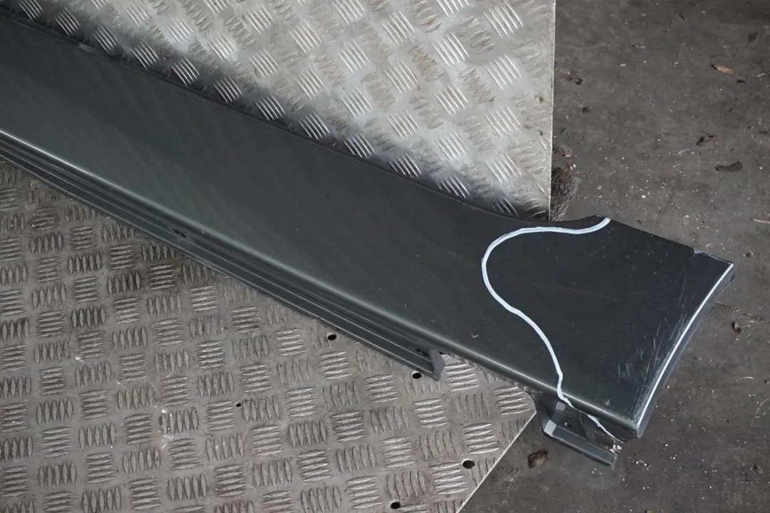 Nakładka listwa próg lewa titangrau do BMW E60 E61 o numerze 0150277 BMW E60 E61 Nakładka listwa próg lewa titangrau - SKU 0150277-TGR1 - Numer Części 0150277