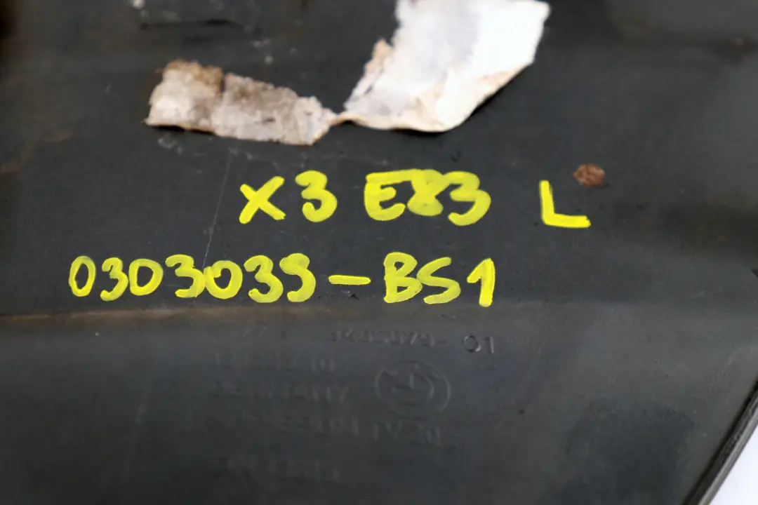 Pannello Laterale Anteriore Sinistro Rivestimento Nero Zaffiro per BMW E83 con numero di parte 3405079 BMW E83 Pannello Laterale Anteriore Sinistro Rivestimento Nero Zaffiro - SKU 0303039-BS1 - Numero di parte 3405079