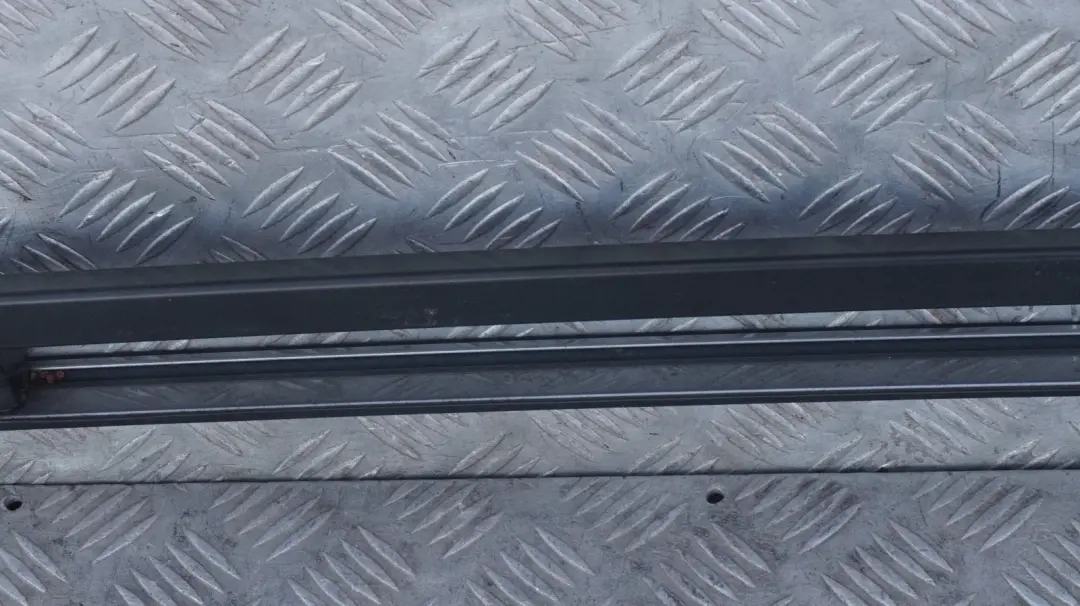 Izquierda Techo Railing Rack Bar Silbergrau Metallic - A08 para BMW X3 E83 con número de pieza 51137052537 BMW X3 E83 Izquierda Techo Railing Rack Bar Silbergrau Metallic - A08 - SKU 0304929-SBG - Número de pieza 51137052537