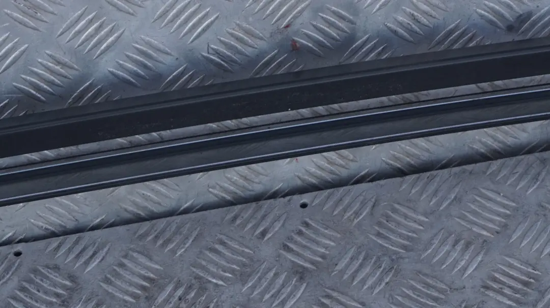 Links Dachreling Gepäckträgerleiste Silbergrau Metallic - A08 für BMW X3 E83 mit Teilenummer 51137052537 BMW X3 E83 Links Dachreling Gepäckträgerleiste Silbergrau Metallic - A08 - SKU 0304929-SBG - Teilenummer 51137052537