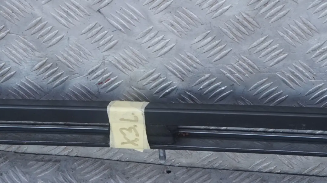 Lewy Reling Dachowy Reling Bagażnik Srebrnoszary Metalik - A08 do BMW X3 E83 o numerze 51137052537 BMW X3 E83 Lewy Reling Dachowy Reling Bagażnik Srebrnoszary Metalik - A08 - SKU 0304929-SBG - Numer Części 51137052537