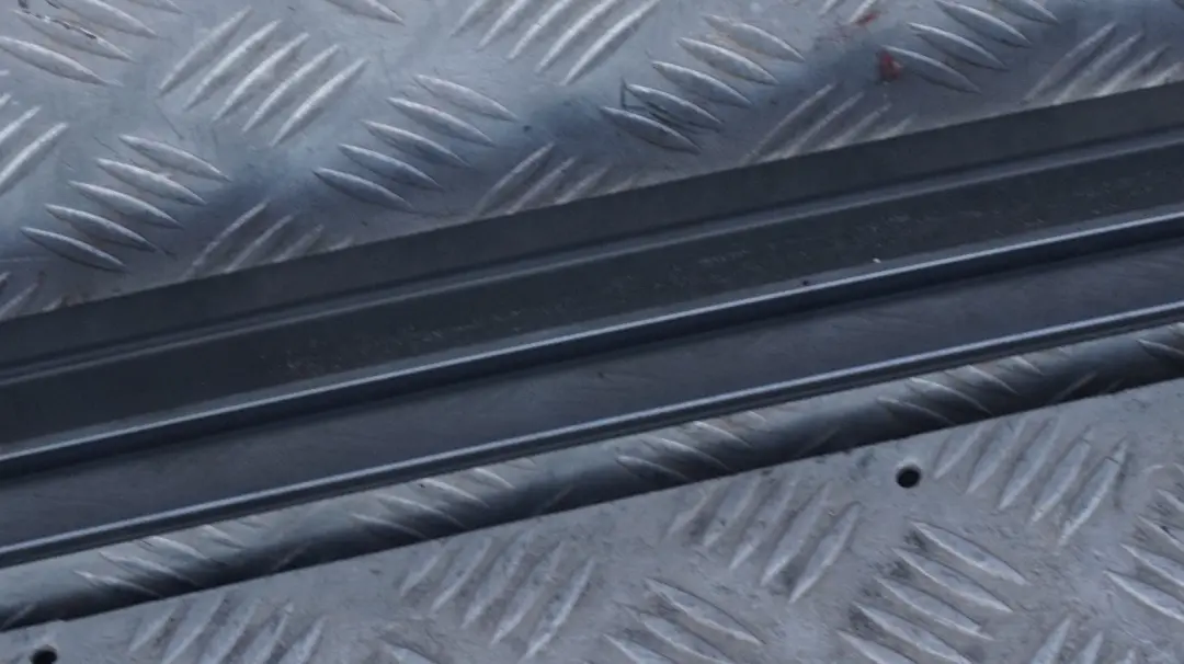 BMW X3 E83 Izquierda Techo Railing Rack Bar Silbergrau Metallic - A08 - SKU 0304929-SBG - Número de pieza 51137052537