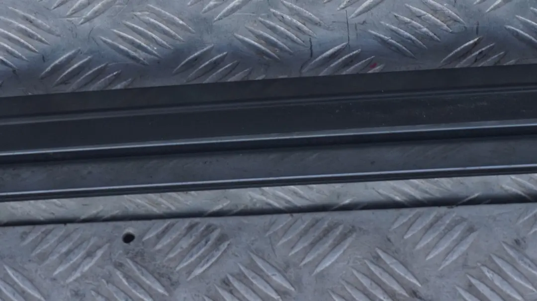 Links Dachreling Gepäckträgerleiste Silbergrau Metallic - A08 für BMW X3 E83 mit Teilenummer 51137052537 BMW X3 E83 Links Dachreling Gepäckträgerleiste Silbergrau Metallic - A08 - SKU 0304929-SBG - Teilenummer 51137052537