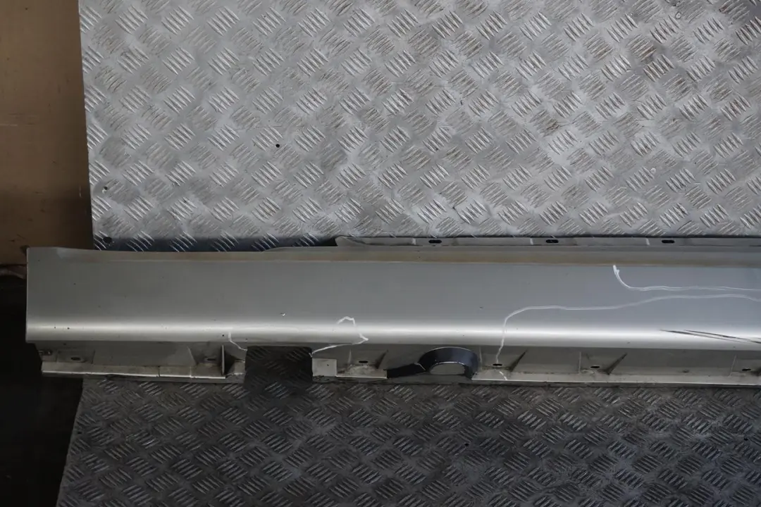 Door Sill Side Cover Skirt Left Mineralsilber Silver A14 para BMW 6 E63 E64 con número de pieza 0304947 BMW 6 E63 E64 Door Sill Side Cover Skirt Left Mineralsilber Silver A14 - SKU 0304947-MS - Número de pieza 0304947