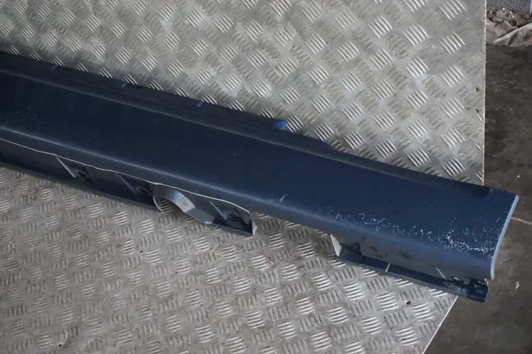 Nakładka próg prawy Mysticblau do BMW E63 E64 o numerze 0304948 BMW E63 E64 Nakładka próg prawy Mysticblau - SKU 0304948-MYS - Numer Części 0304948