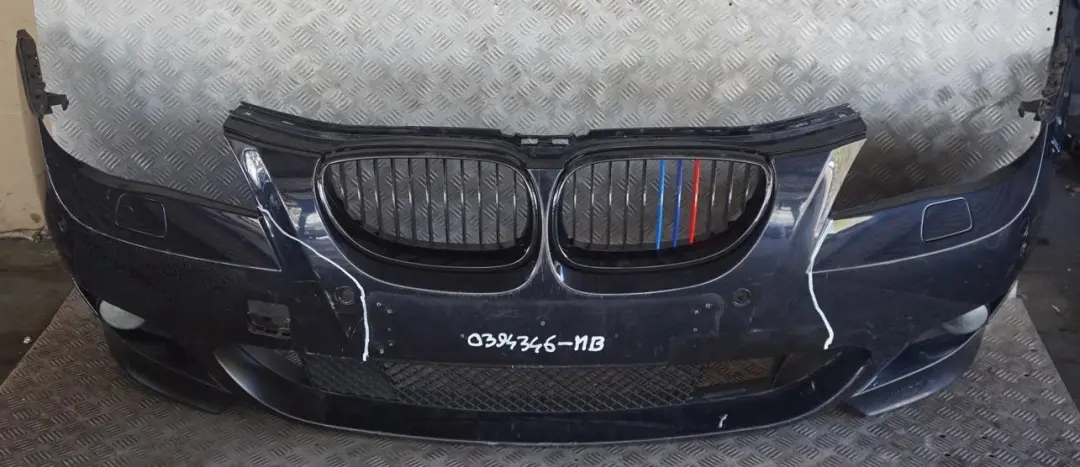 Stossfänger Vorn Monacoblau Monaco Blau Metallic - A35 für BMW 5 E60 E61 M Sport mit Teilenummer 0394346 BMW 5 E60 E61 M Sport Stossfänger Vorn Monacoblau Monaco Blau Metallic - A35 - SKU 0394346-MB - Teilenummer 0394346