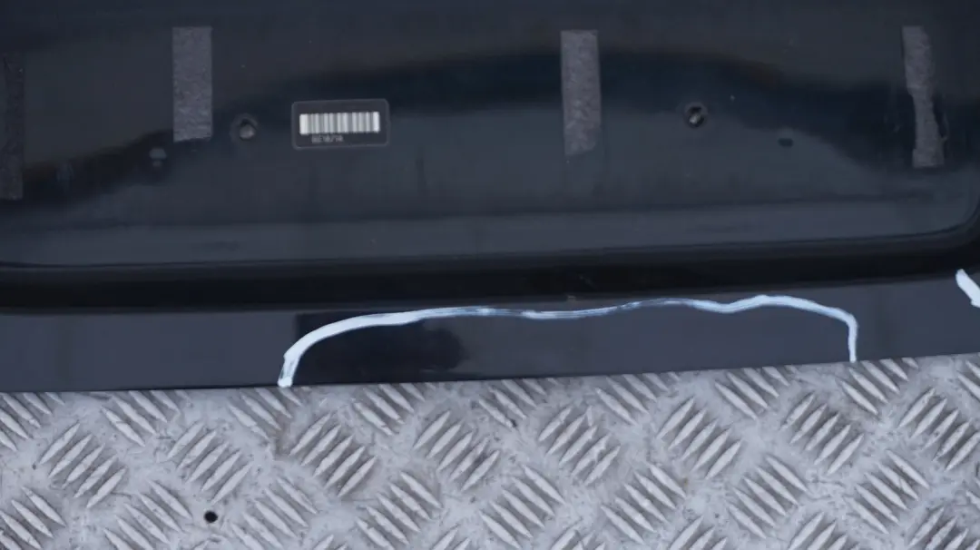 Blende Heckklappe Black Sapphire Metallic für BMW 5 er E60 M5 mit Teilenummer 0395188 BMW 5 er E60 M5 Blende Heckklappe Black Sapphire Metallic - SKU 0395188 - Teilenummer 0395188