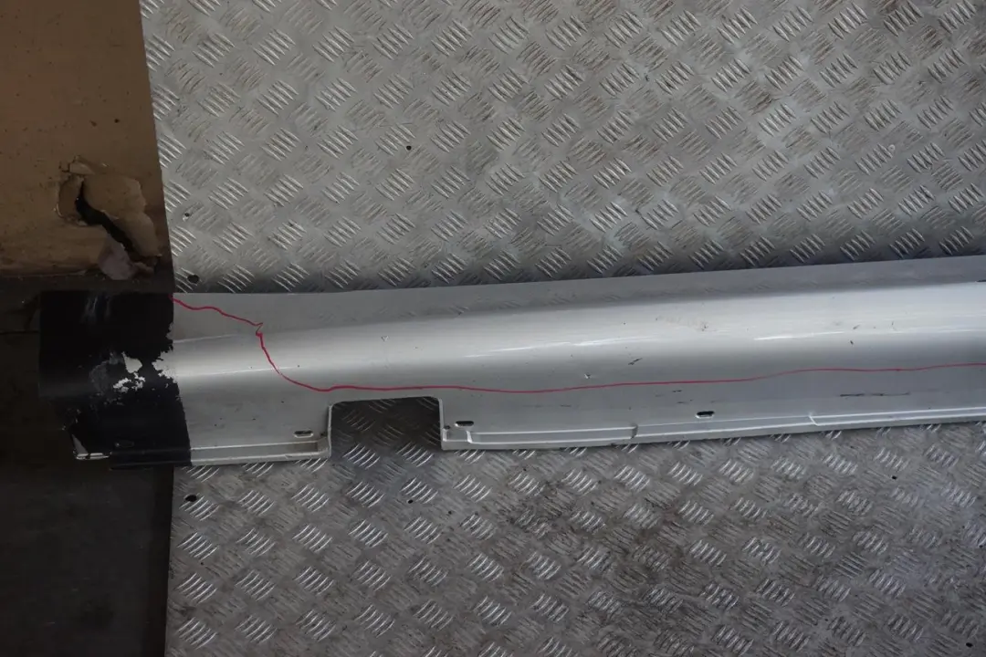 Listello Portiera Apertura Gonna SX Argento-Titanio per BMW E60 E61 2 M5 M Sport con numero di parte 0396899 BMW E60 E61 2 M5 M Sport Listello Portiera Apertura Gonna SX Argento-Titanio - SKU 0396899-TS2 - Numero di parte 0396899