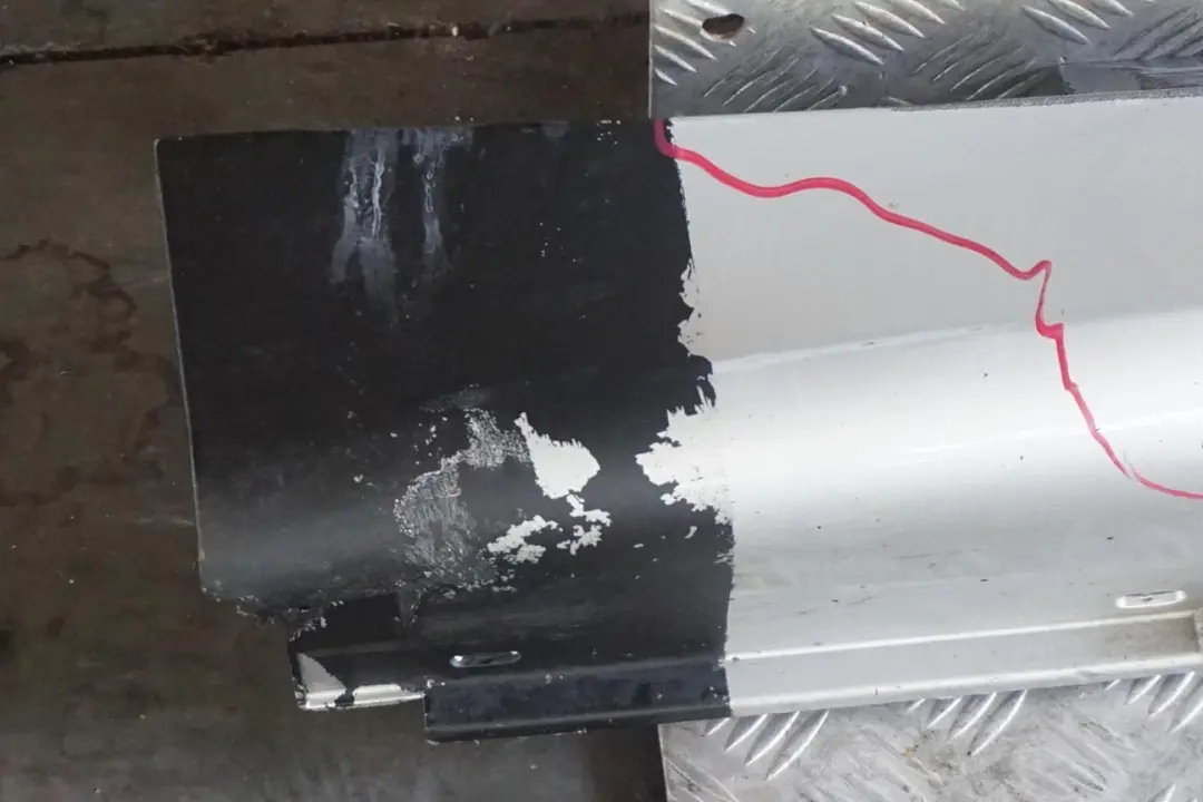 Listello Portiera Apertura Gonna SX Argento-Titanio per BMW E60 E61 2 M5 M Sport con numero di parte 0396899 BMW E60 E61 2 M5 M Sport Listello Portiera Apertura Gonna SX Argento-Titanio - SKU 0396899-TS2 - Numero di parte 0396899