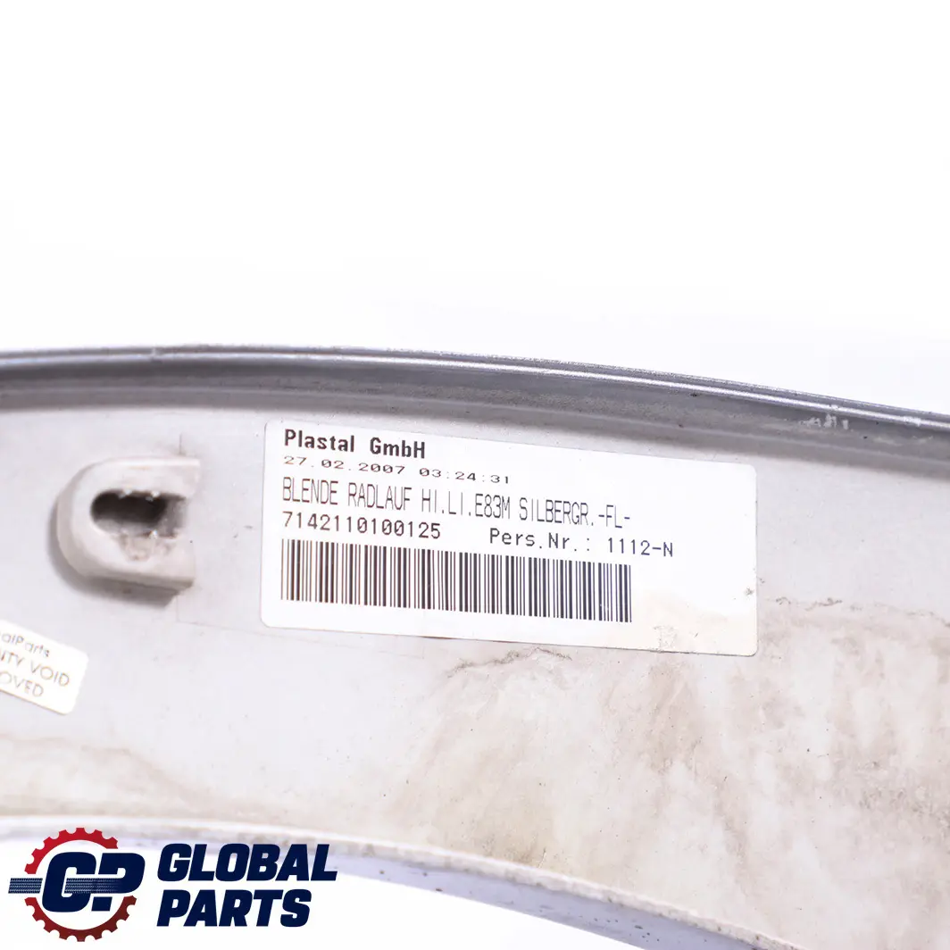 Tapa Paso De Rueda Trasero Izquierdo Gris Silbergrau A08 para BMW E83 M Sport con número de pieza 0403486 BMW E83 M Sport Tapa Paso De Rueda Trasero Izquierdo Gris Silbergrau A08 - SKU 0403486-SBG - Número de pieza 0403486