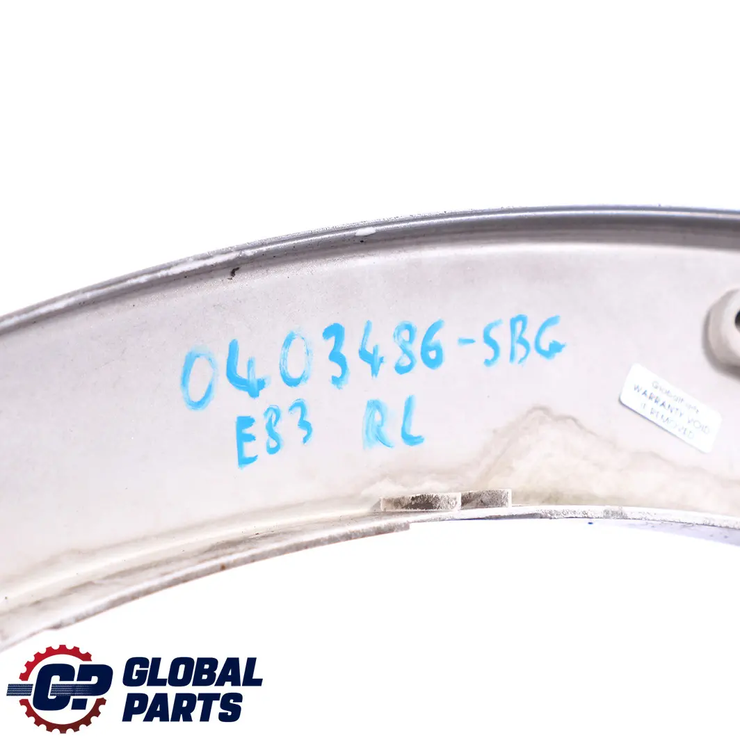 Tapa Paso De Rueda Trasero Izquierdo Gris Silbergrau A08 para BMW E83 M Sport con número de pieza 0403486 BMW E83 M Sport Tapa Paso De Rueda Trasero Izquierdo Gris Silbergrau A08 - SKU 0403486-SBG - Número de pieza 0403486