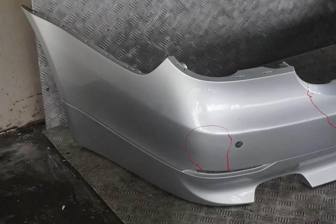 Zderzak tylny tył pdc titansilber do BMW E60 o numerze 0422349 BMW E60 Zderzak tylny tył pdc titansilber - SKU 0422349-TS1 - Numer Części 0422349