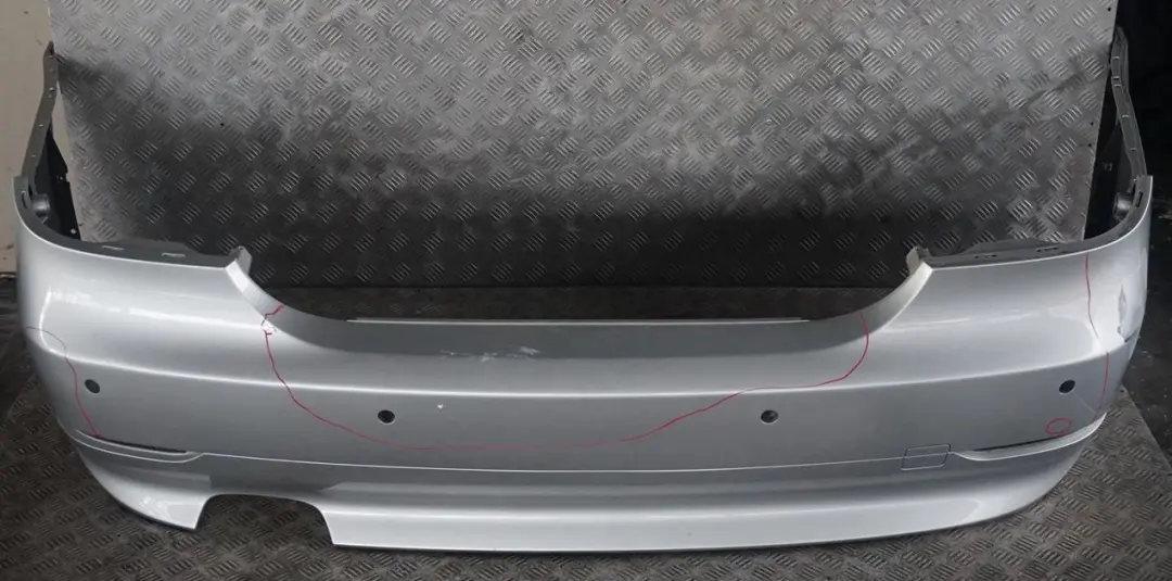 Zderzak tylny tył pdc titansilber do BMW E60 o numerze 0422349 BMW E60 Zderzak tylny tył pdc titansilber - SKU 0422349-TS1 - Numer Części 0422349