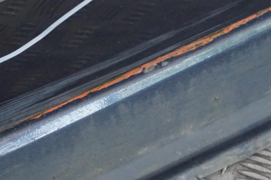 Nakładka listwa lewa na próg lewy do BMW E60 LCI o numerze 0422464 BMW E60 LCI Nakładka listwa lewa na próg lewy - SKU 0422464-DSB1 - Numer Części 0422464