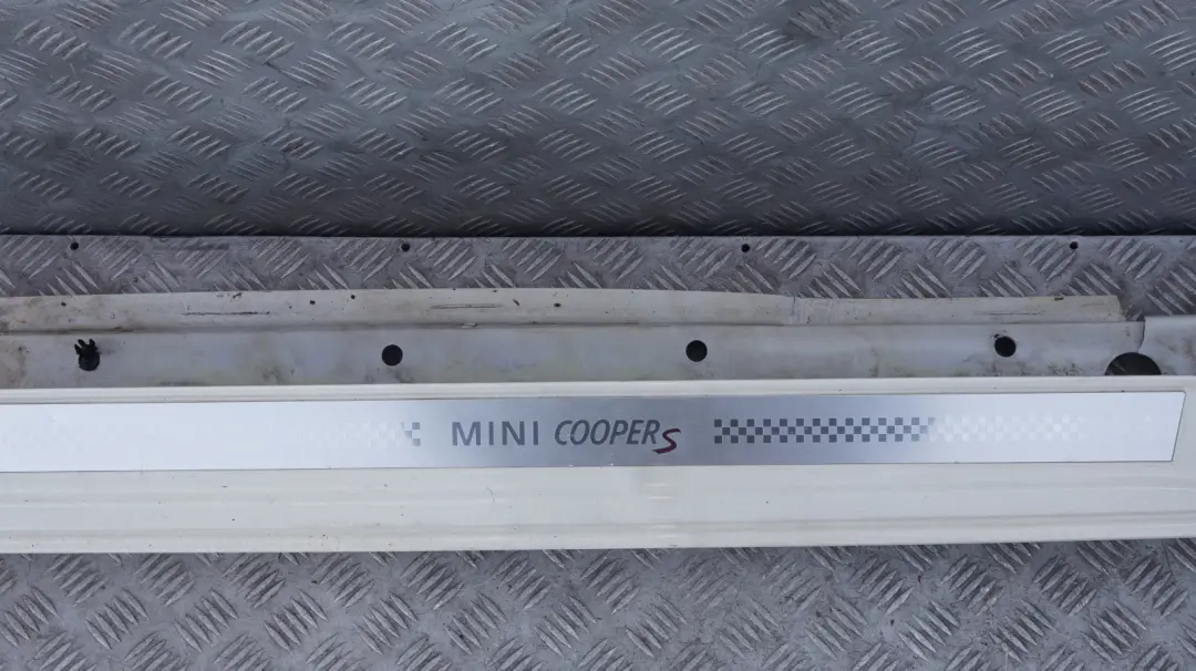 Abdeckung Schweller links Pepper White Pfeffer Weiß für BMW MINI Cooper R56 R57 mit Teilenummer 0430299 BMW MINI Cooper R56 R57 Abdeckung Schweller links Pepper White Pfeffer Weiß - SKU 0430299-PW - Teilenummer 0430299