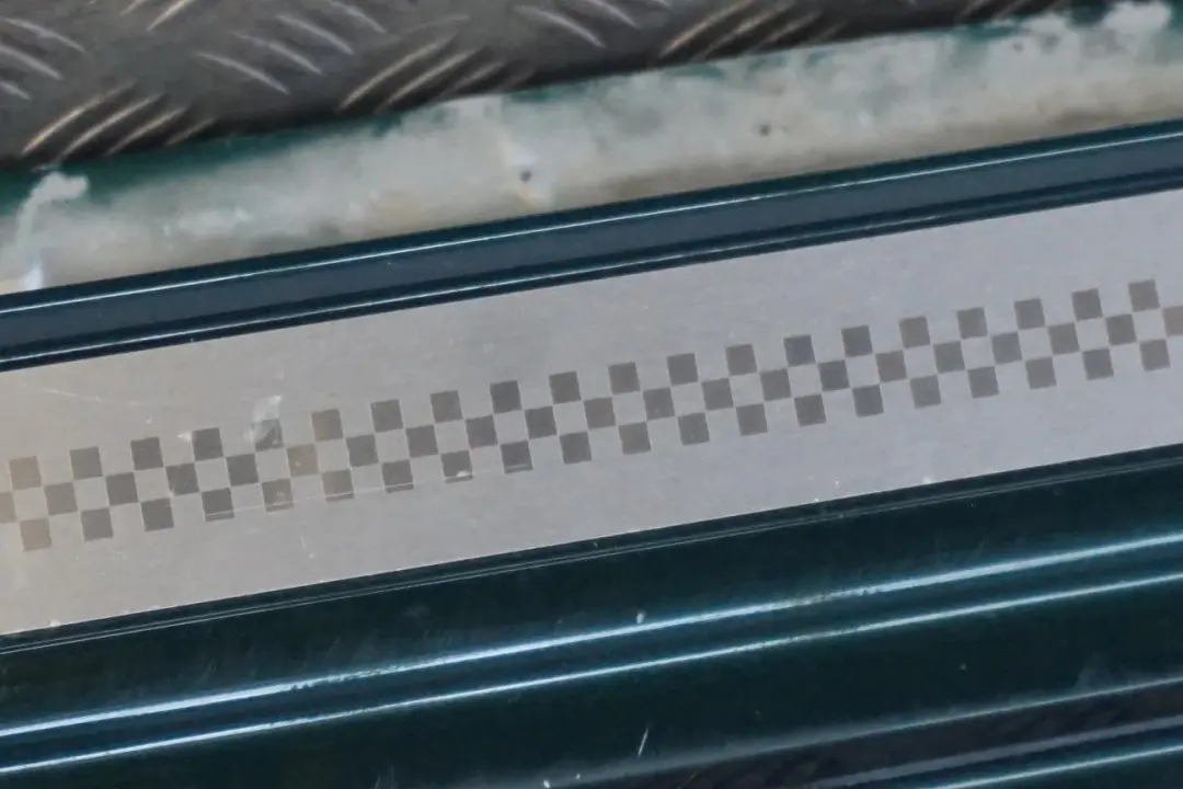 Copertura Gonna Destra British Racing Green A67 per Mini Cooper R56 R57 con numero di parte 0430300 Mini Cooper R56 R57 Copertura Gonna Destra British Racing Green A67 - SKU 0430300-BRG - Numero di parte 0430300