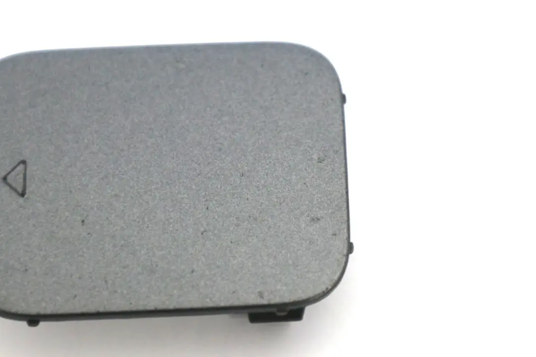 Tapa Gancho Remolque Parachoques Delantero Spacegrau A52 para BMW E60 LCI con número de pieza 0430601 BMW E60 LCI Tapa Gancho Remolque Parachoques Delantero Spacegrau A52 - SKU 0430601-SCG - Número de pieza 0430601