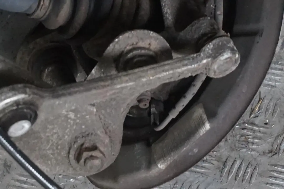 M52 Rear Left N/S Suspension Leg Brake Wheel Hub Axle to BMW 5 E39 Saloon 520i with Part number 1091335 BMW 5 E39 Saloon 520i M52 Rear Left N/S Suspension Leg Brake Wheel Hub Axle - SKU 1091335 - Part number 1091335