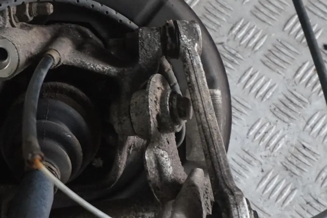 M52 Rear Left N/S Suspension Leg Brake Wheel Hub Axle to BMW 5 E39 Saloon 520i with Part number 1091335 BMW 5 E39 Saloon 520i M52 Rear Left N/S Suspension Leg Brake Wheel Hub Axle - SKU 1091335 - Part number 1091335