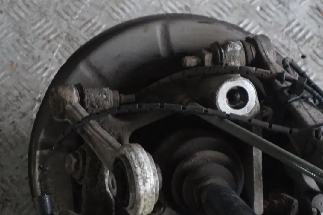 M52 Rear Right O/S Suspension Leg Brake Wheel Hub Axle to BMW 5 E39 Saloon 520i with Part number 1091336 BMW 5 E39 Saloon 520i M52 Rear Right O/S Suspension Leg Brake Wheel Hub Axle - SKU 1091336 - Part number 1091336