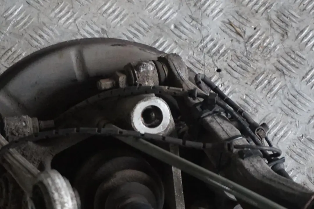 M52 150PS Abtriebswelle Schwenklager Hinten Rechts für BMW 5 E39 Limousine 520i mit Teilenummer 1091336 BMW 5 E39 Limousine 520i M52 150PS Abtriebswelle Schwenklager Hinten Rechts - SKU 1091336 - Teilenummer 1091336