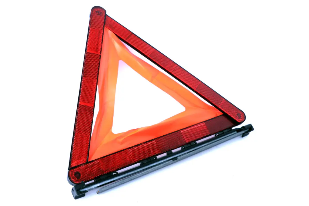 Triangolo di Emergenza per BMW E46 E60 E65 E66 con numero di parte 095535 BMW E46 E60 E65 E66 Triangolo di Emergenza - SKU 1095535 - Numero di parte 095535