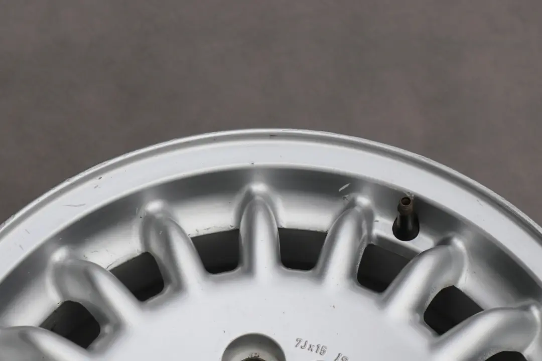 Reihe E36 Alu Felge 15" 7J Sports Speichen-Design 13 für BMW 3 Z3 mit Teilenummer 1180069 BMW 3 Z3 Reihe E36 Alu Felge 15" 7J Sports Speichen-Design 13 - SKU 1180069-1 - Teilenummer 1180069