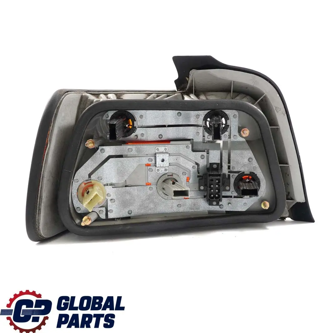 Feu Arriere Hayon Arriere Droite pour BMW 3 E36 Saloon à propos du numéro de pièce 1387362 BMW 3 E36 Saloon Feu Arriere Hayon Arriere Droite - SKU 1387362 - Numéro de pièce 1387362