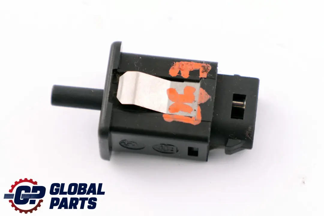 BMW1 E39 E46 E60 E61 E83 E90 E91 Interruptor Luz Guantera - SKU 1388277 - Número de pieza 1388277