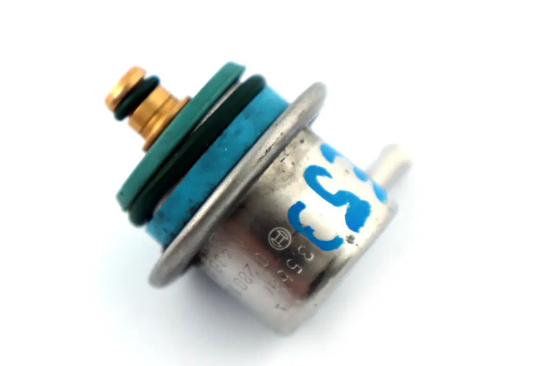 Sensor Regulador Presion Rail Combustible para BMW 5 7 E34 E38 E39 E53 con número de pieza 1436110 BMW 5 7 E34 E38 E39 E53 Sensor Regulador Presion Rail Combustible - SKU 1436110 - Número de pieza 1436110