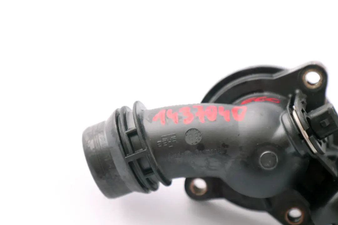 Alloggiamento Termostato Refrigerante per BMW E39 E46 E60 E65 E53 E83 E36 con numero di parte 1437040 BMW E39 E46 E60 E65 E53 E83 E36 Alloggiamento Termostato Refrigerante - SKU 1437040 - Numero di parte 1437040