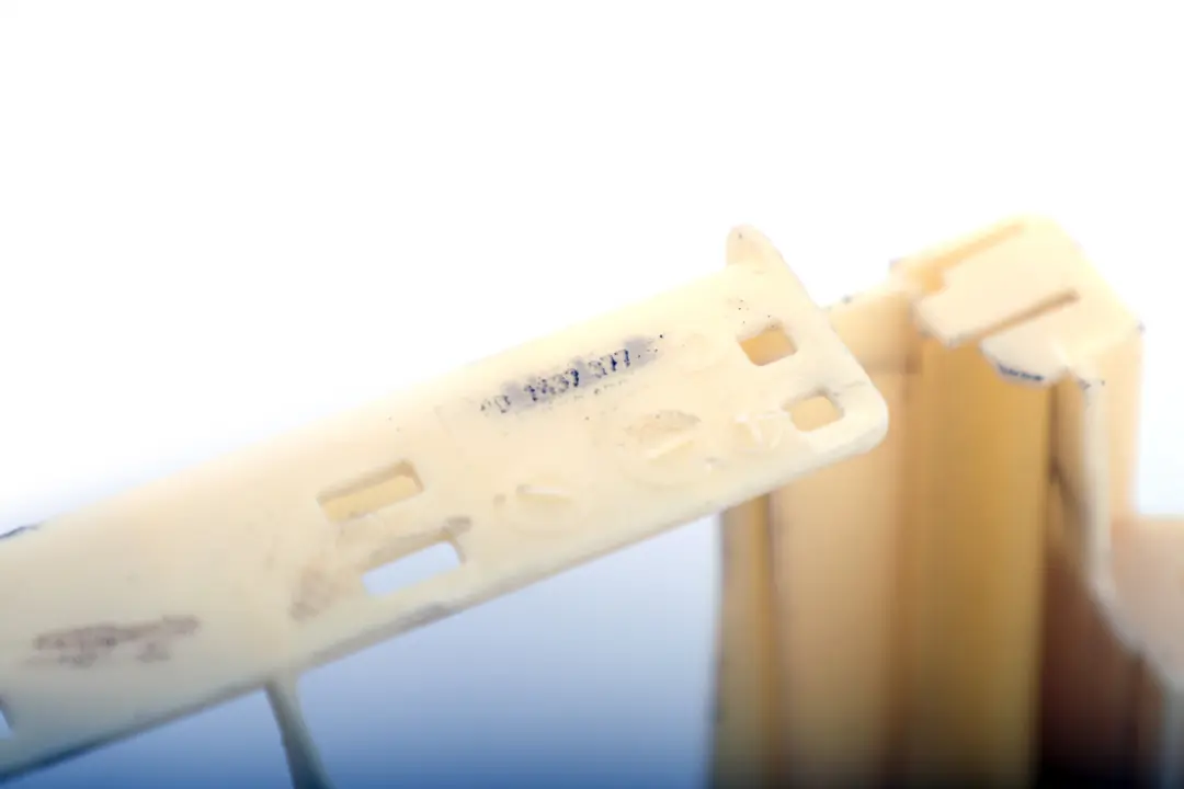 Steuergeratetrager Steuergeratebox Plastique pour BMW E46 à propos du numéro de pièce 1437377 BMW E46 Steuergeratetrager Steuergeratebox Plastique - SKU 1437377 - Numéro de pièce 1437377