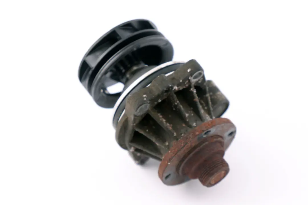 Pompa Acqua Refrigerante Meccanica per BMW E39 E46 E53 E60 E61 E66 E83 E85 con numero di parte 1731741 BMW E39 E46 E53 E60 E61 E66 E83 E85 Pompa Acqua Refrigerante Meccanica - SKU 1731741 - Numero di parte 1731741