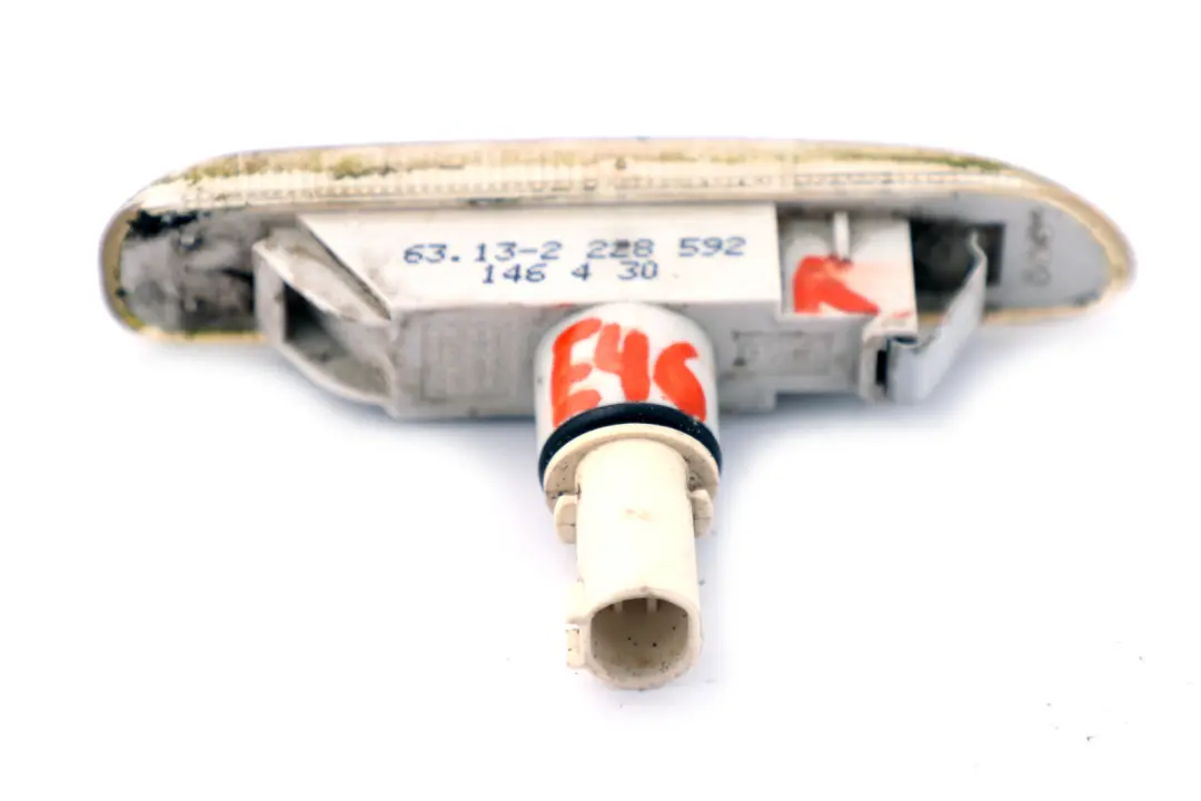 Prawy boczny kierunkowskaz biały do BMW E46 o numerze 2228592 BMW E46 Prawy boczny kierunkowskaz biały - SKU 2228592 - Numer Części 2228592