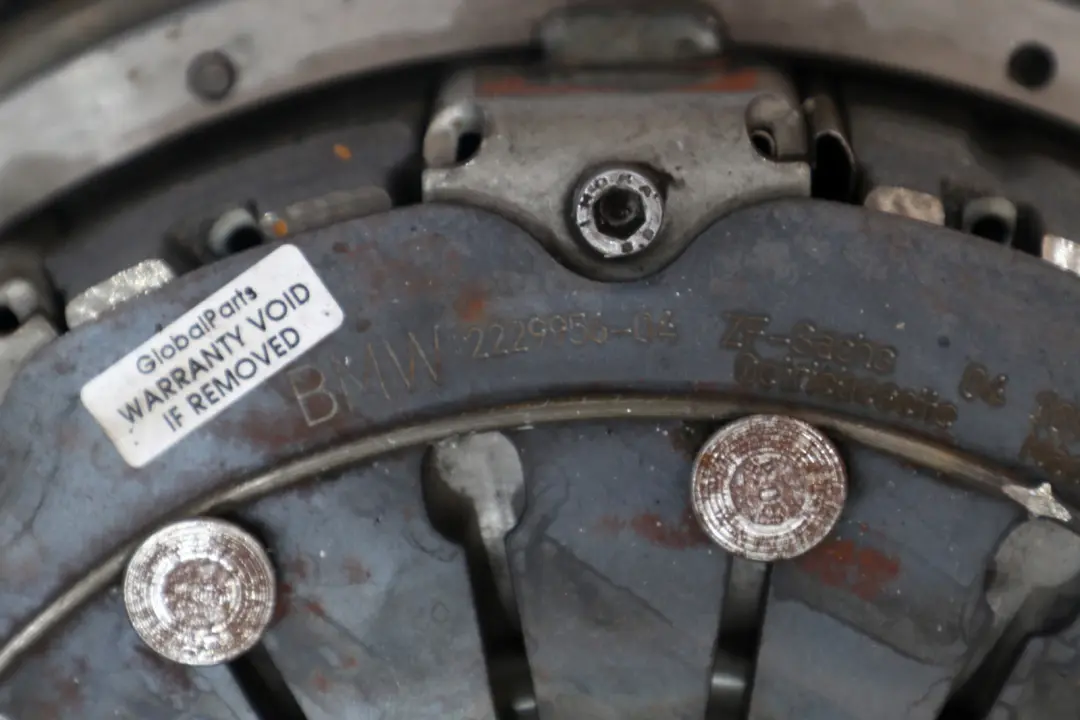 Volant d'inertie a double masse 2229956 pour BMW E60 M5 E63 E64 M6 S85 à propos du numéro de pièce 2229955 BMW E60 M5 E63 E64 M6 S85 Volant d'inertie a double masse 2229956 - SKU 2229955 - Numéro de pièce 2229955