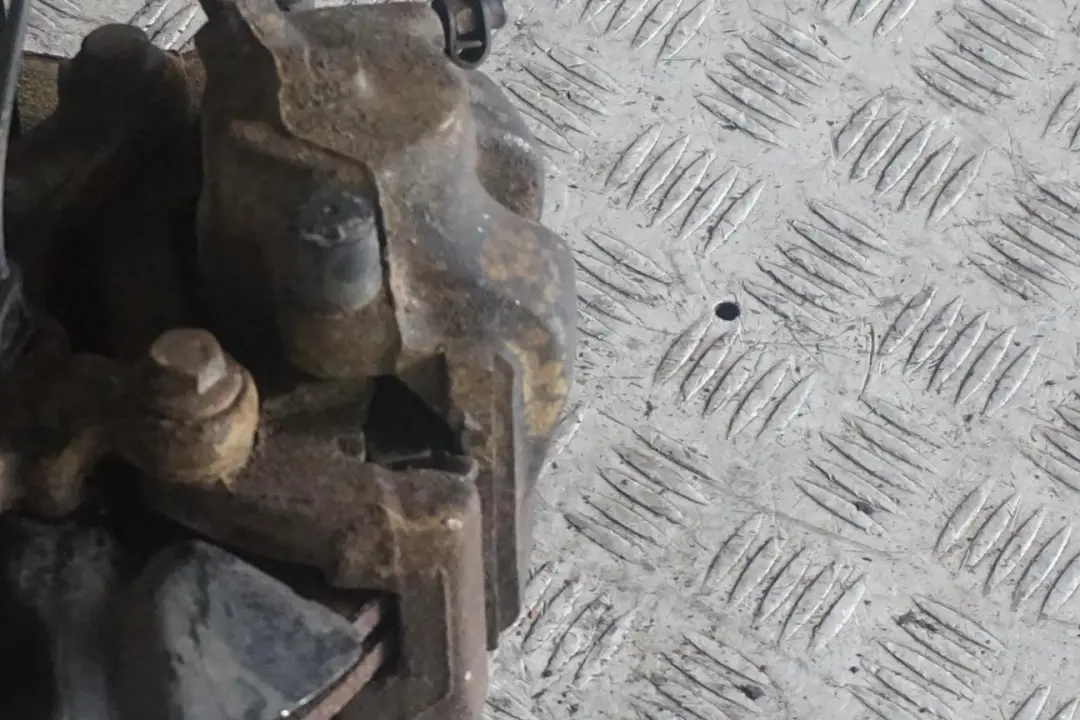 320Ci M54 M Sport Front Right O/S Suspension Leg Brake Disc to BMW 3 E46 Cabrio with Part number 2282102 BMW 3 E46 Cabrio 320Ci M54 M Sport Front Right O/S Suspension Leg Brake Disc - SKU 2282102 - Part number 2282102