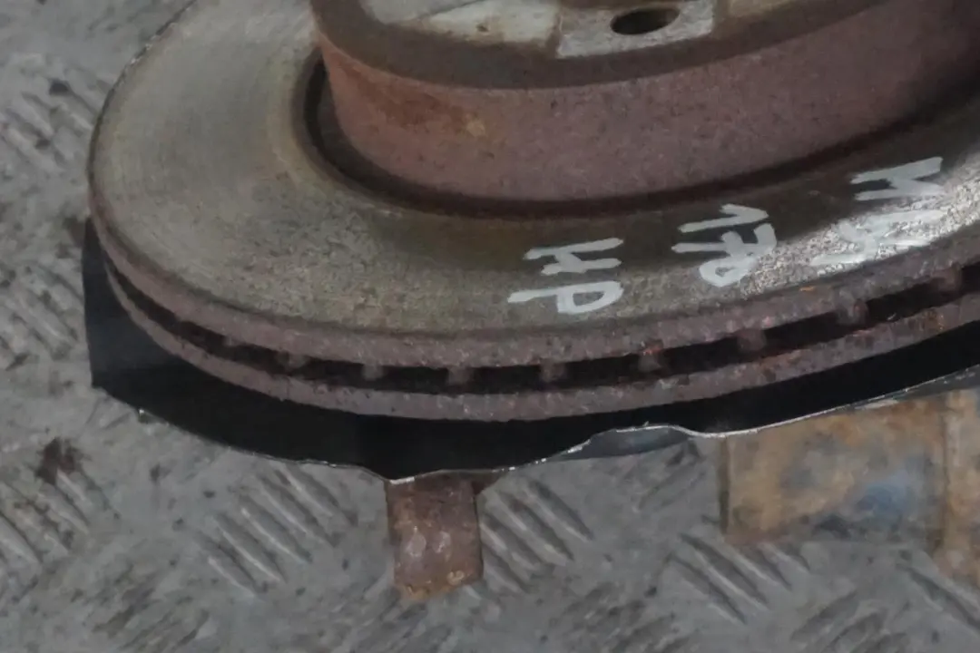 320Ci M54 M Sport Front Right O/S Suspension Leg Brake Disc to BMW 3 E46 Cabrio with Part number 2282102 BMW 3 E46 Cabrio 320Ci M54 M Sport Front Right O/S Suspension Leg Brake Disc - SKU 2282102 - Part number 2282102