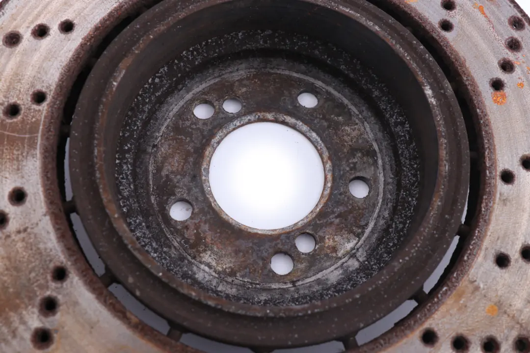 Reihe E60 M5 E63 M6 belüftete perforierte Radbremsscheibe hinten links für BMW 5 mit Teilenummer 2282807 BMW 5 Reihe E60 M5 E63 M6 belüftete perforierte Radbremsscheibe hinten links - SKU 2282807 - Teilenummer 2282807