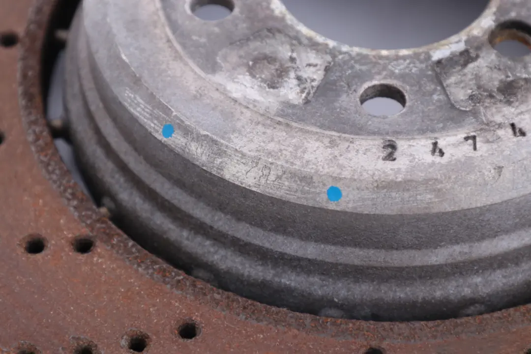 Reihe E60 M5 E63 M6 belüftete perforierte Radbremsscheibe hinten links für BMW 5 mit Teilenummer 2282807 BMW 5 Reihe E60 M5 E63 M6 belüftete perforierte Radbremsscheibe hinten links - SKU 2282807 - Teilenummer 2282807