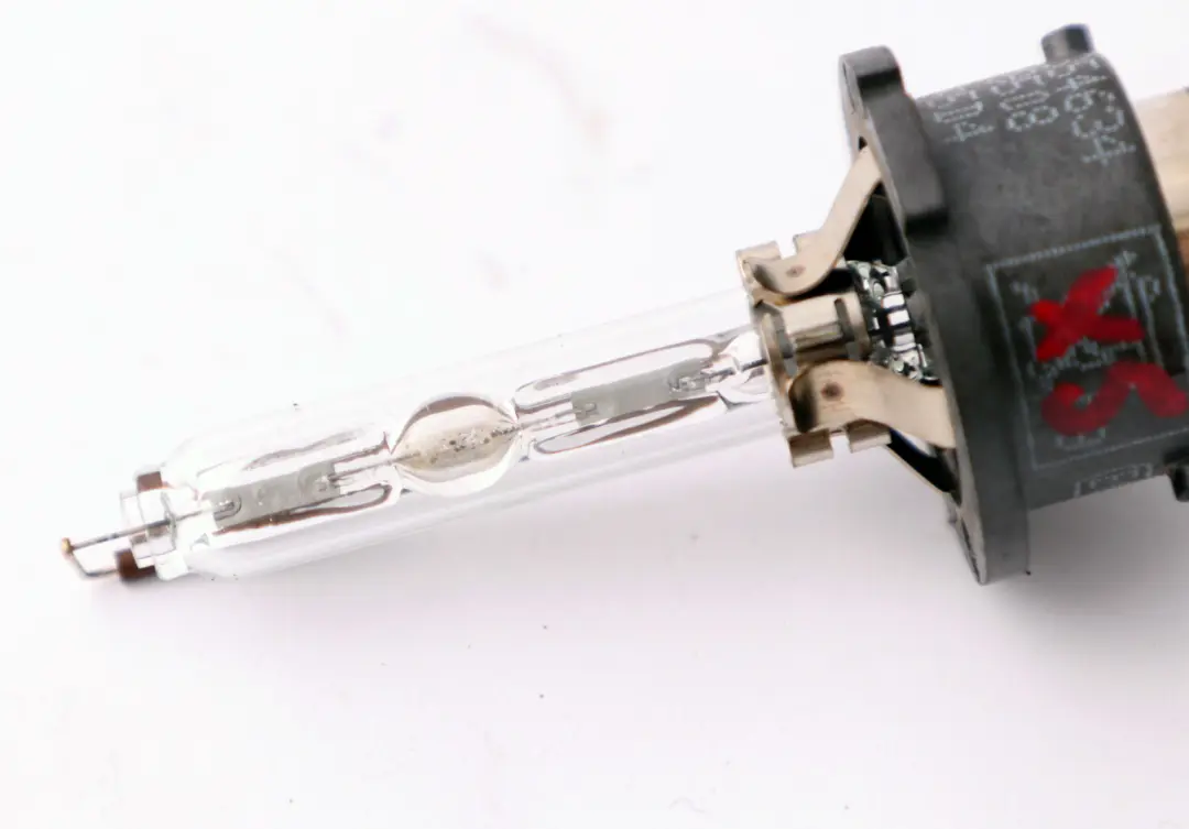 Żarówka Xenon D2S 35W do BMW E46 X5 E53 E60 E65 o numerze 2338066 BMW E46 X5 E53 E60 E65 Żarówka Xenon D2S 35W - SKU 2338066 - Numer Części 2338066