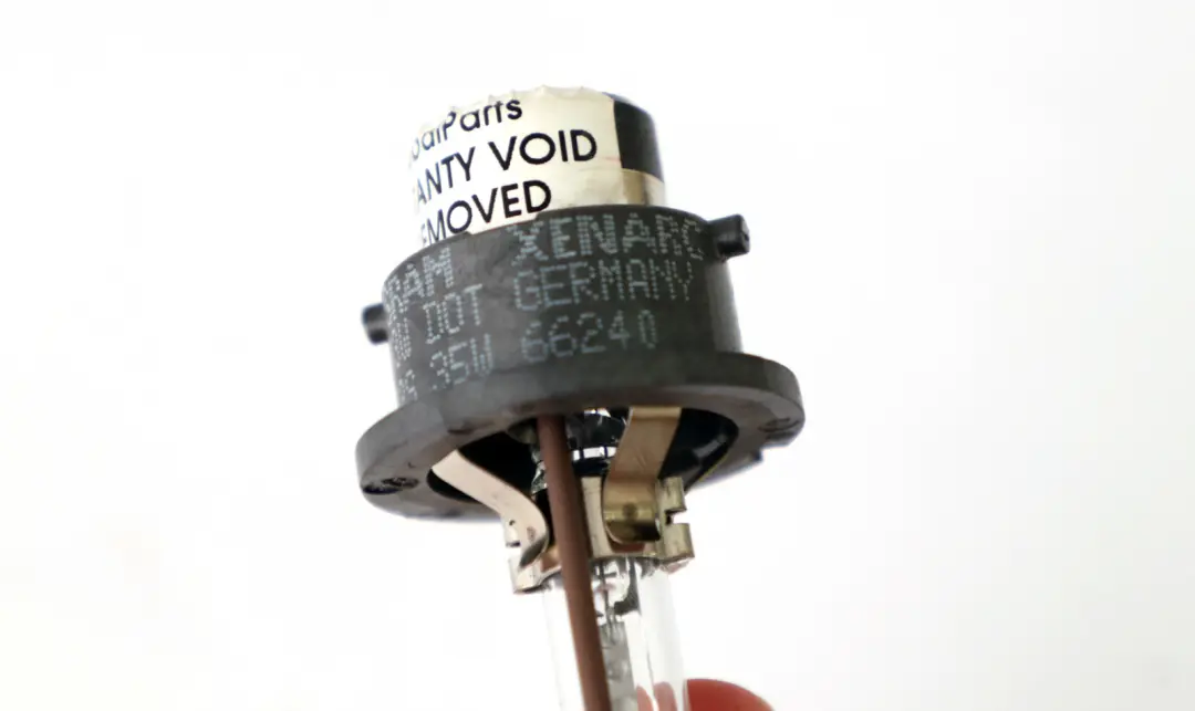 Żarówka Xenon D2S 35W do BMW E46 X5 E53 E60 E65 o numerze 2338066 BMW E46 X5 E53 E60 E65 Żarówka Xenon D2S 35W - SKU 2338066 - Numer Części 2338066