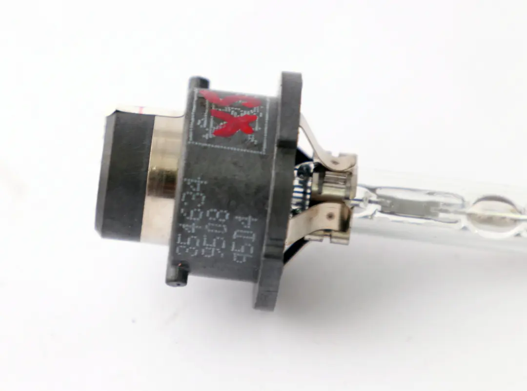 Żarówka Xenon D2S 35W do BMW E46 X5 E53 E60 E65 o numerze 2338066 BMW E46 X5 E53 E60 E65 Żarówka Xenon D2S 35W - SKU 2338066 - Numer Części 2338066