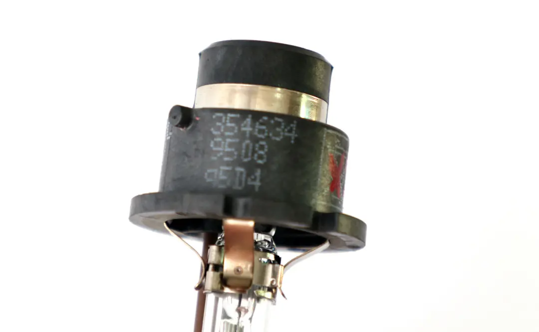 Żarówka Xenon D2S 35W do BMW E46 X5 E53 E60 E65 o numerze 2338066 BMW E46 X5 E53 E60 E65 Żarówka Xenon D2S 35W - SKU 2338066 - Numer Części 2338066